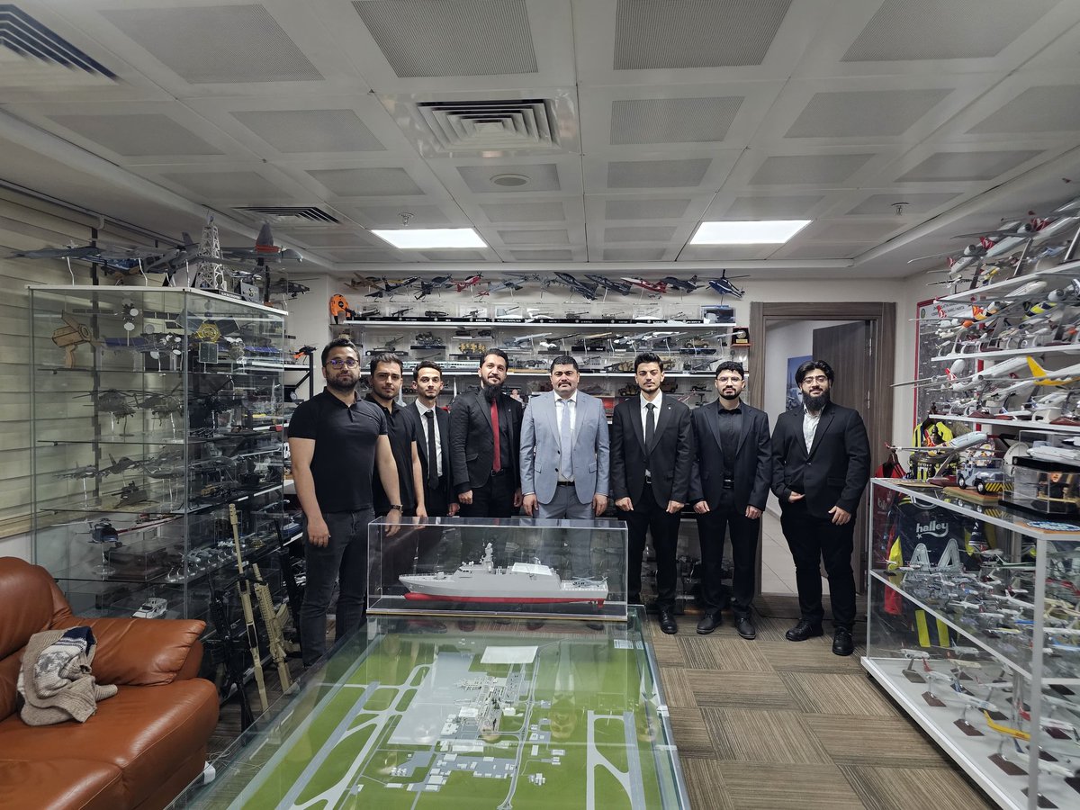 SaidKurhan's tweet photo. Savunma sanayii ve havacılık üzerine nadir bir koleksiyona ev sahipliği yapan Havalimanı müdürümüz Sayın Serdar Akyüz'e nazik daveti ve misafirperverliği için teşekkür ederiz. https://t.co/s1G4el47Ie