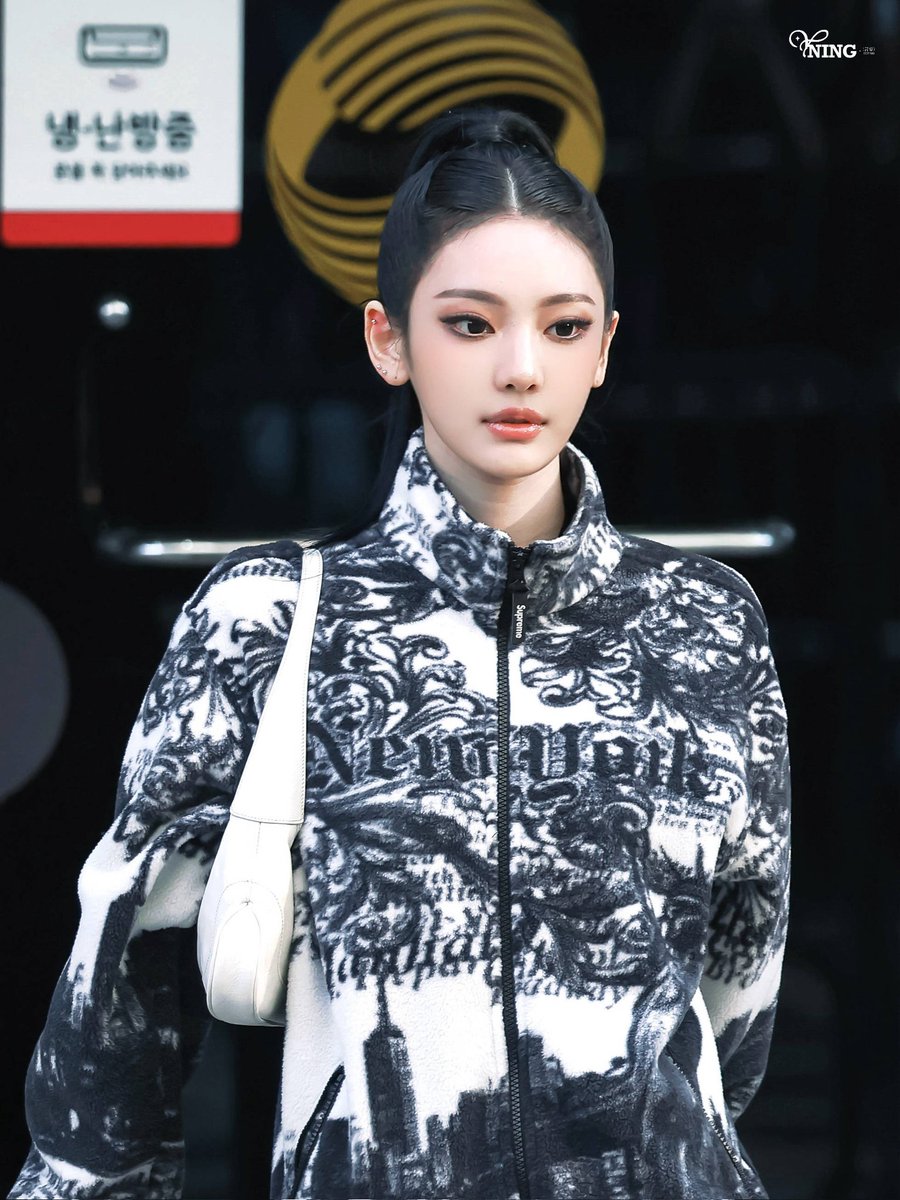 nnglog's tweet photo. 260515 NINGNING leaving KBS 

📸: YNing_言寧 (weibo)
#NINGNING #닝닝 #宁艺卓 https://t.co/IkYXeriTQc