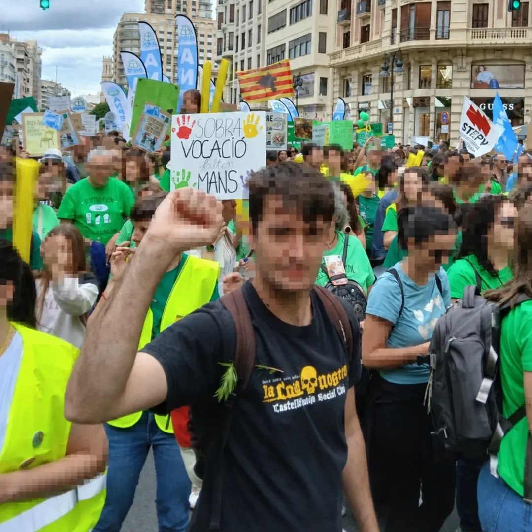 LaCosaNostraCS's tweet photo. La Cosa Nostra amb el professorat del País Valencià en lluita. Ho volem tot públic, ho volem tot per a totes, volem tot allò bell.

TOMBEM L’ESTAT BURGÈS https://t.co/jFzaGwXDLc
