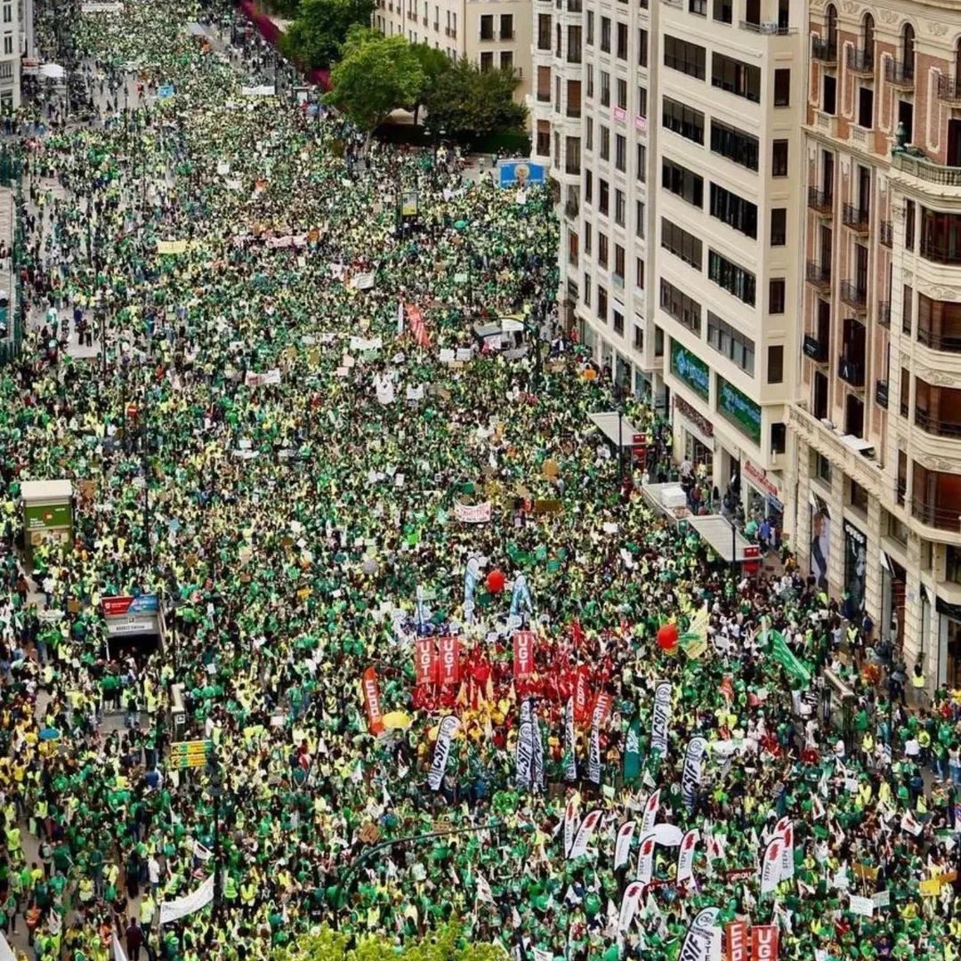 LaCosaNostraCS's tweet photo. La Cosa Nostra amb el professorat del País Valencià en lluita. Ho volem tot públic, ho volem tot per a totes, volem tot allò bell.

TOMBEM L’ESTAT BURGÈS https://t.co/jFzaGwXDLc