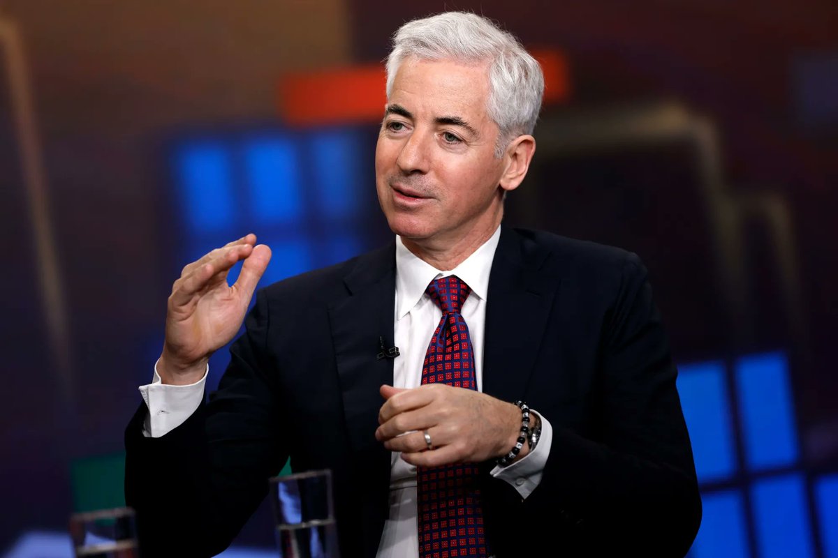 Loris_Dalleau's tweet photo. Bill Ackman à propos de son achat sur Microsoft $MSFT 

Sur les dernières années, nous avons acquis Alphabet lors de la forte chute du titre à la sortie de ChatGPT fin 2022, Amazon dans les semaines qui ont suivi le Liberation Day, et Meta plus récemment, à la suite de la réaction du marché aux dépenses et aux prévisions d'investissement (Capex) plus importantes que prévu de l'entreprise.

Dans notre 13F que nous avons déposé aujourd'hui, nous dévoilons une nouvelle position dans Microsoft, une entreprise que nous suivons depuis de nombreuses années et qui se présente aujourd'hui à une valorisation particulièrement attractive. 

💎 Microsoft365 et Azure : deux machines à cash 

Pour rappel, Microsoft opère deux des franchises les plus précieuses dans la tech entreprise, qui représentent environ 70% des profits globaux du groupe : Microsoft365 et Azure.

M365, la suite de productivité de l'entreprise, est la plateforme d'exploitation dominante pour le travail intellectuel, avec plus de 450 millions de travailleurs utilisant quotidiennement Word, Excel, PowerPoint, Outlook et Teams.

De l'autre coté, Azure est la deuxième plus grande plateforme cloud hyperscaler au monde et, à l'instar d'AWS dans le cas de notre investissement dans Amazon, bénéficie directement de la migration pluri-décennale des charges de travail informatiques d'entreprise vers le cloud, désormais accélérée par l'explosion de la demande en charges d'inférence IA.

M365 et Azure s'appuient tous deux sur la distribution entreprise inégalée de Microsoft et sur les infrastructures de sécurité, de conformité et d'identité que le groupe a bâties et affinées au fil des décennies.

👀 Un portefeuille exceptionnel à bon prix 

Au-delà de ces franchises centrales, Microsoft détient également un portefeuille d'autres activités leaders, dont LinkedIn (le plus grand réseau professionnel au monde avec 1,3 milliard de membres), sa plateforme de jeux vidéo (Xbox et Activision Blizzard), ainsi que la publicité dans la recherche et l'actualité (Bing et le navigateur Edge).

Nous avons commencé à constituer notre position sur MSFT en février, à la suite d'une baisse significative du cours après la publication des résultats du deuxième trimestre 2026. 

Par conséquent, nous avons pu établir notre position à une valorisation de 21 fois les bénéfices à terme, globalement en ligne avec le multiple du marché et bien en dessous de la moyenne de Microsoft sur les dernières années.

Il est à noter que le multiple affiché de MSFT ne reflète pas la valeur de la participation économique d'environ 27% que Microsoft détient dans OpenAI, qui représenterait environ 200 milliards de dollars, soit 7% de la capitalisation boursière de Microsoft, sur la base de la dernière levée de fonds d'OpenAI.

🟠 L'inquiétude de l'IA et des Capex 

Nous pensons que la baisse récente du cours de Microsoft a été principalement portée par les inquiétudes des investisseurs autour de deux enjeux clés.

Tout d'abord, le positionnement concurrentiel de M365 face aux offres de plus en plus performantes des laboratoires d'IA (notamment Claude Cowork d'Anthropic), ainsi que, la durabilité de la croissance d'Azure, en particulier à la lumière de l'évolution de la relation entre Microsoft et OpenAI.

À notre avis, les investisseurs sous-estiment la résilience de la franchise M365 compte tenu de son rôle profondément ancré dans les entreprises et de son rapport prix-valeur particulièrement attractif. 

Contrairement aux solutions logicielles ponctuelles, qui peuvent être désintermédiées par des alternatives IA plus performantes, M365 est étroitement intégrée dans les flux de travail quotidiens de quasiment toutes les grandes entreprises, et est soutenue par les infrastructures d'identité, de sécurité, de conformité et de gouvernance des données de Microsoft, qu'il serait quasiment impossible de répliquer.

L'économie attractive du bundle renforce encore l'avantage de Microsoft, avec un revenu mensuel moyen par utilisateur sur la suite M365 d'environ 20 dollars, soit moins de la moitié de ce que les clients paieraient pour acheter les applications sous-jacentes individuellement chez différents éditeurs.

Par ailleurs, nous sommes encouragés de voir Microsoft prioriser ses efforts de R&D et ses investissements sur Copilot, son propre agent IA intégré dans M365, avec une implication directe du CEO Satya Nadella. 

À terme, nous pensons que ces efforts se traduiront par une meilleure expérience produit et une adoption client plus forte dans le temps.

En parallèle du déploiement de Copilot, l'entreprise a également commencé à faire évoluer son modèle de tarification d'une logique purement par siège vers un modèle hybride combinant sièges et consommation à l'usage, ce qui permet d'élargir le potentiel de revenus du groupe alors que les agents IA génèrent un usage incrémental qu'une structure exclusivement par siège ne capterait pas. 

Clairement, ces initiatives devraient permettre de soutenir la forte dynamique de croissance sous-jacente de M365, déjà visible dans la croissance de 15% du chiffre d'affaires (à devises constantes) au dernier trimestre.

🏆 Encore une fois le marché sous-estime les GAFAM

Nous pensons que les inquiétudes concernant la trajectoire de croissance d'Azure sont également mal fondées, en particulier au regard des performances exceptionnelles de la franchise. 

Par exemple, le chiffre d'affaires d'Azure a progressé de 39% à devises constantes au dernier trimestre, l'entreprise guidant vers une légère accélération sur le second semestre.

Nous interprétons la décision récente de Microsoft de restructurer son partenariat avec OpenAI non pas comme une concession, mais comme un élément d'un pivot vers une architecture plus ouverte et multi-modèles, mieux adaptée aux clients entreprises, qui recherchent de plus en plus d'optionnalité entre différents fournisseurs de modèles.

Microsoft a récemment indiqué que plus de 10 000 clients entreprises ont utilisé plus d'un modèle sur Azure Foundry, la marketplace modulaire de modèles IA du groupe. Cette approche en matière de modèles renforce également Copilot, qui peut router automatiquement les requêtes entre plusieurs modèles afin d'offrir le résultat optimal pour une t��che donnée.

D'ailleurs, pour soutenir la croissance rapide d'Azure dans un contexte de contraintes d'approvisionnement, Microsoft a relevé son budget Capex pour l'année 2026 à environ 190 milliards de dollars. 

Comme nous l'avons observé chez les autres hyperscalers Amazon et Google, nous considérons ces dépenses comme du Capex de croissance, qui doit permettre de générer des revenus futurs. 

C'est particulièrement vrai pour Microsoft, étant donné qu'environ deux tiers de son budget capex sont alloués à des équipements serveurs et réseau directement corrélés à des revenus à court terme.

À l'image de nos achats sur Google, Amazon et Meta, nous pensons que Microsoft offre, à sa valorisation actuelle, une valeur long terme particulièrement convaincante.