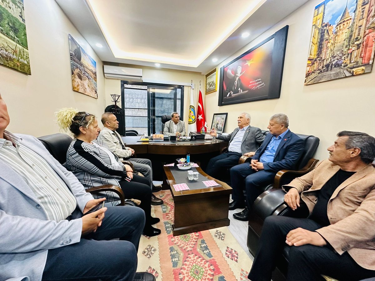 kadimdurmaz's tweet photo. Şırnak’ta Sahadayız…
Şırnak’tayız…

Saha çalışmaları kapsamında iki gün boyunca Şırnak’ta, İl Başkanlığımız ve parti örgütümüz ile birlikte bir dizi ziyaret ve buluşma gerçekleştireceğiz. İlk durağımız, Şırnak Esnaf ve Sanatkârlar Kredi ve Kefalet Kooperatifi oldu. Kooperatif Başkanı Tahir Çevik ile bir araya gelerek esnafın yaşadığı sorunları, taleplerini ve çözüm önerilerini değerlendirdik.

Şırnak’ta yurttaşlarımızla, esnafımızla ve örgütümüzle omuz omuza; sorunları yerinde dinlemeye, çözüm üretmeye devam edeceğiz.