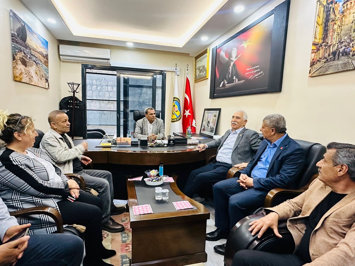 kadimdurmaz's tweet photo. Şırnak’ta Sahadayız…
Şırnak’tayız…

Saha çalışmaları kapsamında iki gün boyunca Şırnak’ta, İl Başkanlığımız ve parti örgütümüz ile birlikte bir dizi ziyaret ve buluşma gerçekleştireceğiz. İlk durağımız, Şırnak Esnaf ve Sanatkârlar Kredi ve Kefalet Kooperatifi oldu. Kooperatif Başkanı Tahir Çevik ile bir araya gelerek esnafın yaşadığı sorunları, taleplerini ve çözüm önerilerini değerlendirdik.

Şırnak’ta yurttaşlarımızla, esnafımızla ve örgütümüzle omuz omuza; sorunları yerinde dinlemeye, çözüm üretmeye devam edeceğiz.