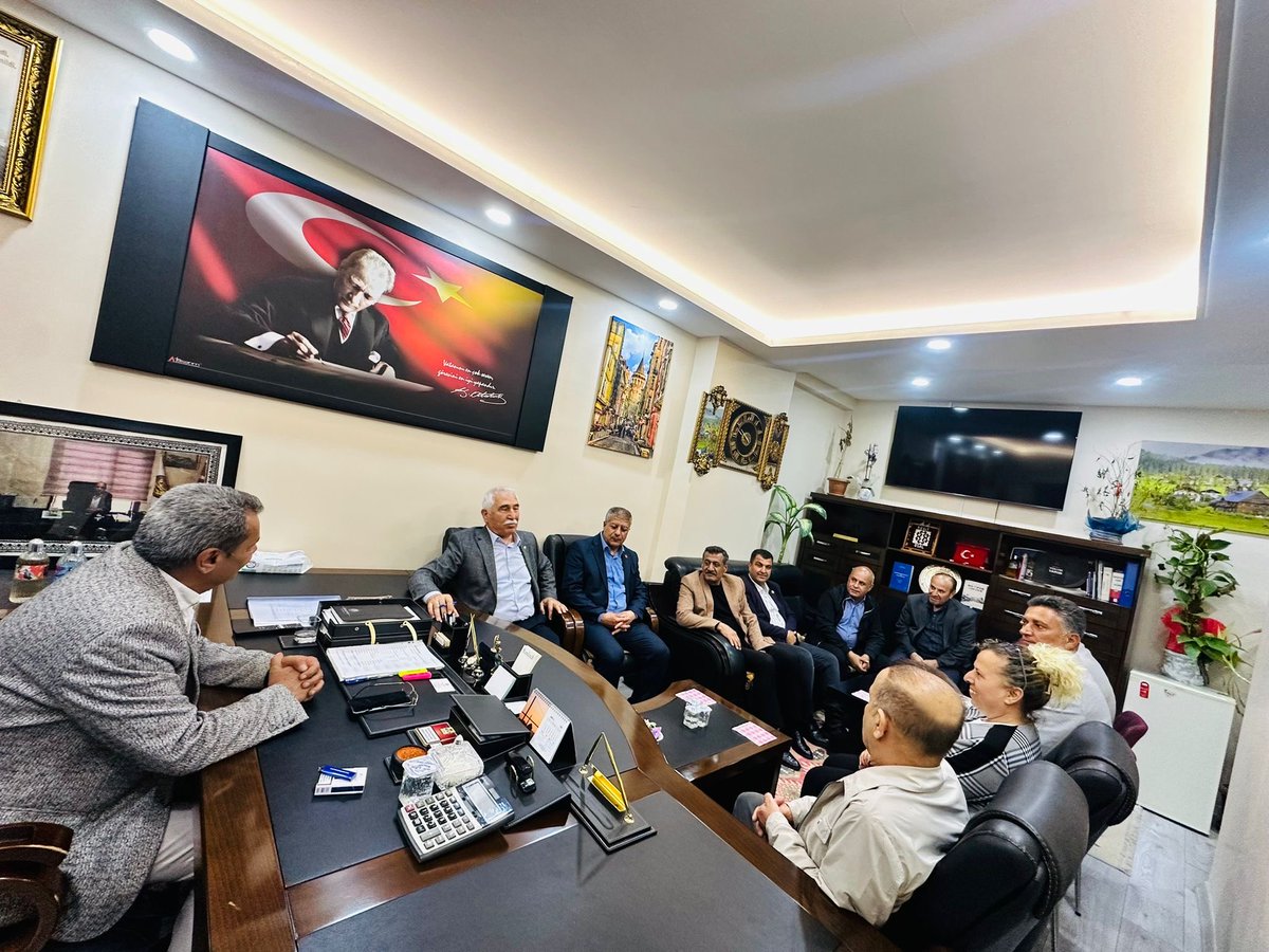 kadimdurmaz's tweet photo. Şırnak’ta Sahadayız…
Şırnak’tayız…

Saha çalışmaları kapsamında iki gün boyunca Şırnak’ta, İl Başkanlığımız ve parti örgütümüz ile birlikte bir dizi ziyaret ve buluşma gerçekleştireceğiz. İlk durağımız, Şırnak Esnaf ve Sanatkârlar Kredi ve Kefalet Kooperatifi oldu. Kooperatif Başkanı Tahir Çevik ile bir araya gelerek esnafın yaşadığı sorunları, taleplerini ve çözüm önerilerini değerlendirdik.

Şırnak’ta yurttaşlarımızla, esnafımızla ve örgütümüzle omuz omuza; sorunları yerinde dinlemeye, çözüm üretmeye devam edeceğiz.