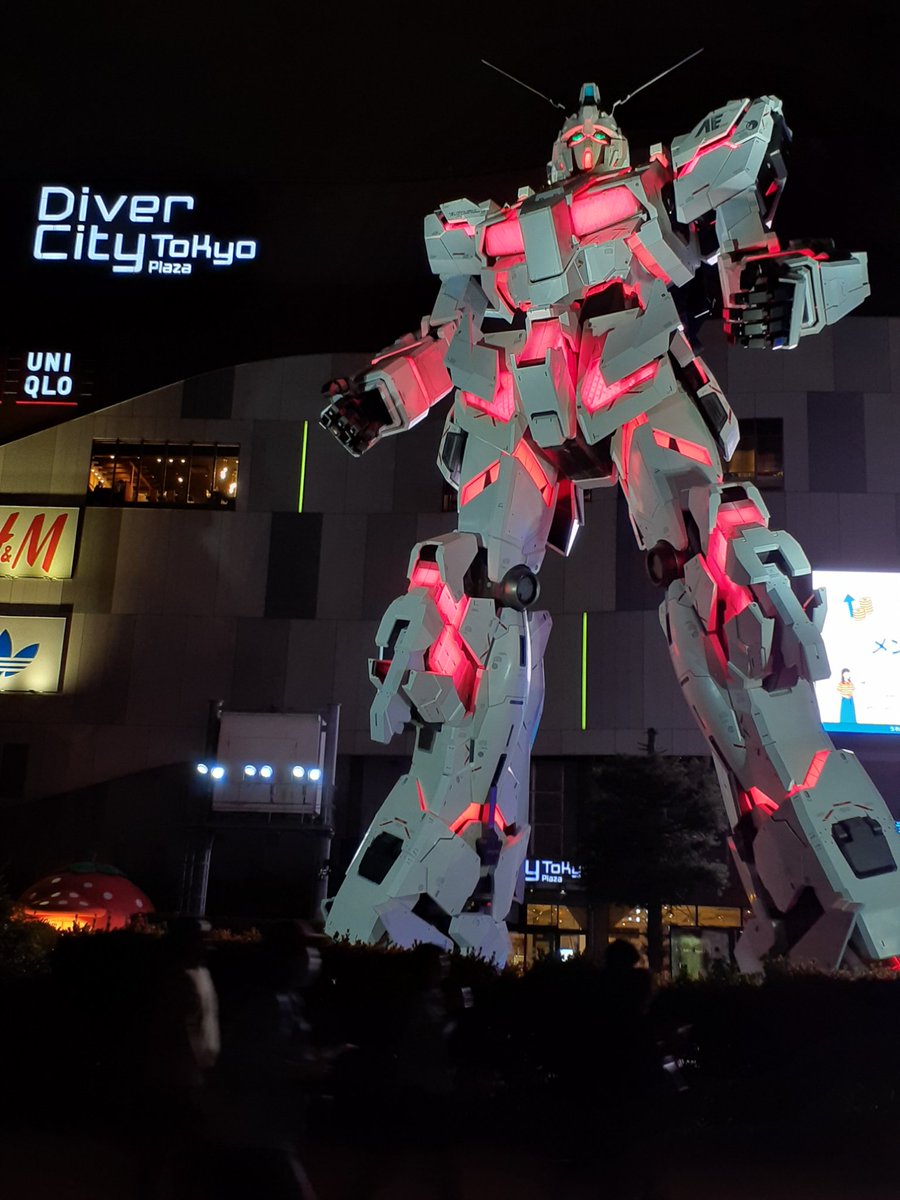 ↑ お互いのステージに、それぞれのヴォーカルが加わる形で