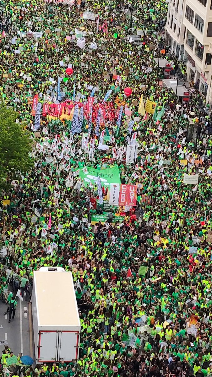 gorila692's tweet photo. @lasprovincias Esas imágenes son de las 11:00. La mani comenzó a las 12:00. Por favor cubrid bien las noticias https://t.co/PgidDreOYx