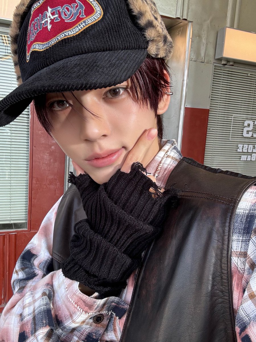 han yujin pics tweet media