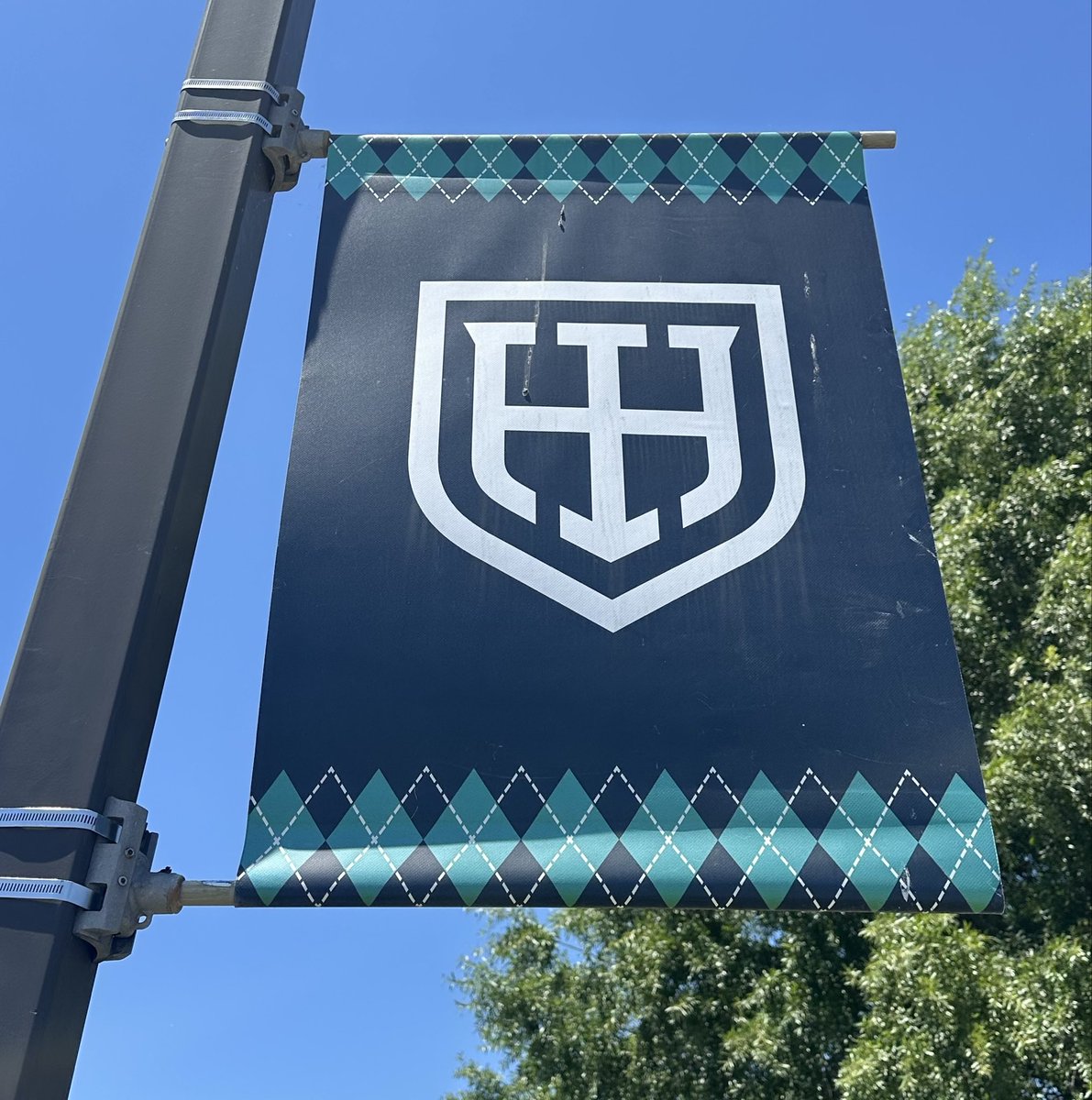 coachdannylewis's tweet photo. This looks familiar! @AthleticsHHES @HeathwoodFB Thank You @Tymere_4 #GoHall https://t.co/LuyUML0WPr