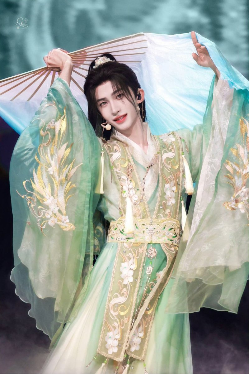 liuyu2000's tweet photo. พัดสีไหนก็สวย~
#LiuYuConcertInBKK
#LiuYu #刘宇  #หลิวอวี่ #LưuVũ https://t.co/qb4e56Tw2J