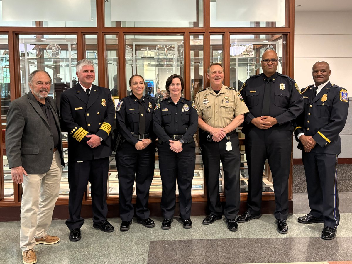 LoudounOCA's tweet photo. On this Peace Officers Memorial Day, the Loudoun County Commonwealth’s Attorney’s Office pays tribute to the law enforcement officers who have made the ultimate sacrifice for our community and expresses our gratitude to the men and women who selflessly dedicate their lives to ... https://t.co/SCPWo4LYIn