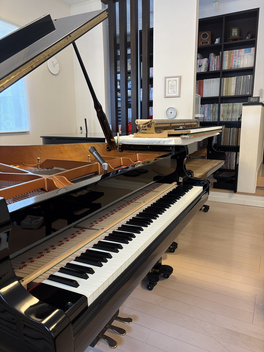 YKPIANOFACTORY1's tweet photo. 今日の仕事は⁉️

素敵なお部屋に２台並んだピアノのメンテナンス🎹

丸一日かけて音程(調律)、
弾きごごち(調整)、
音色(整音)、

２台同時に弾いた時に合うように整えました。 https://t.co/QT451Z4rB9