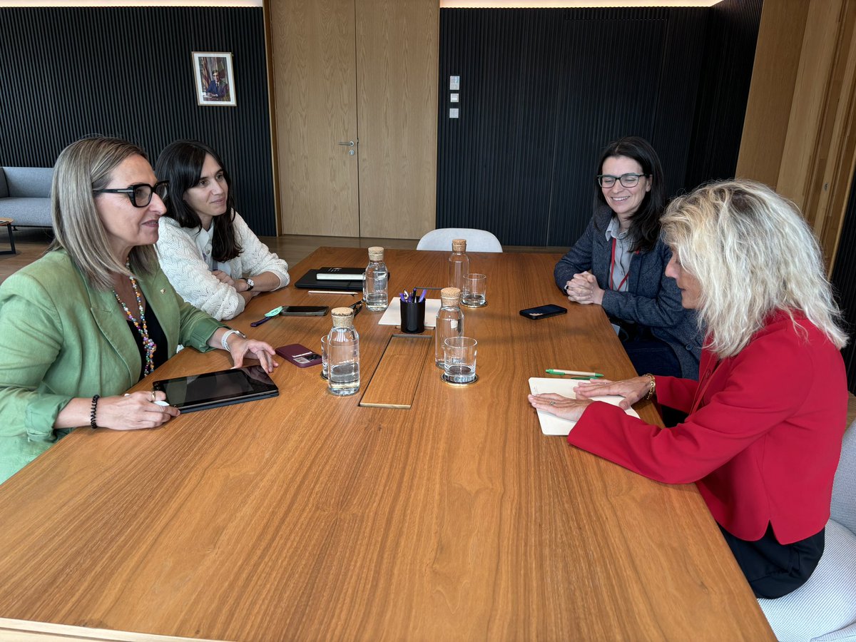 evamenorc's tweet photo. Avui m’he reunit amb l’@ADEvallesoc, que ens ha traslladat propostes de col·laboració en l’àmbit del talent en intel·ligència artificial i en programes de formació i reskilling digital per a dones majors de 50 anys.

Tenim el repte de reincorporar al mercat laboral talent femení que massa sovint queda fora per l’edatisme i la bretxa digital de gènere. Per això és important sumar aliances i treballar plegades per generar més oportunitats i avançar en igualtat.