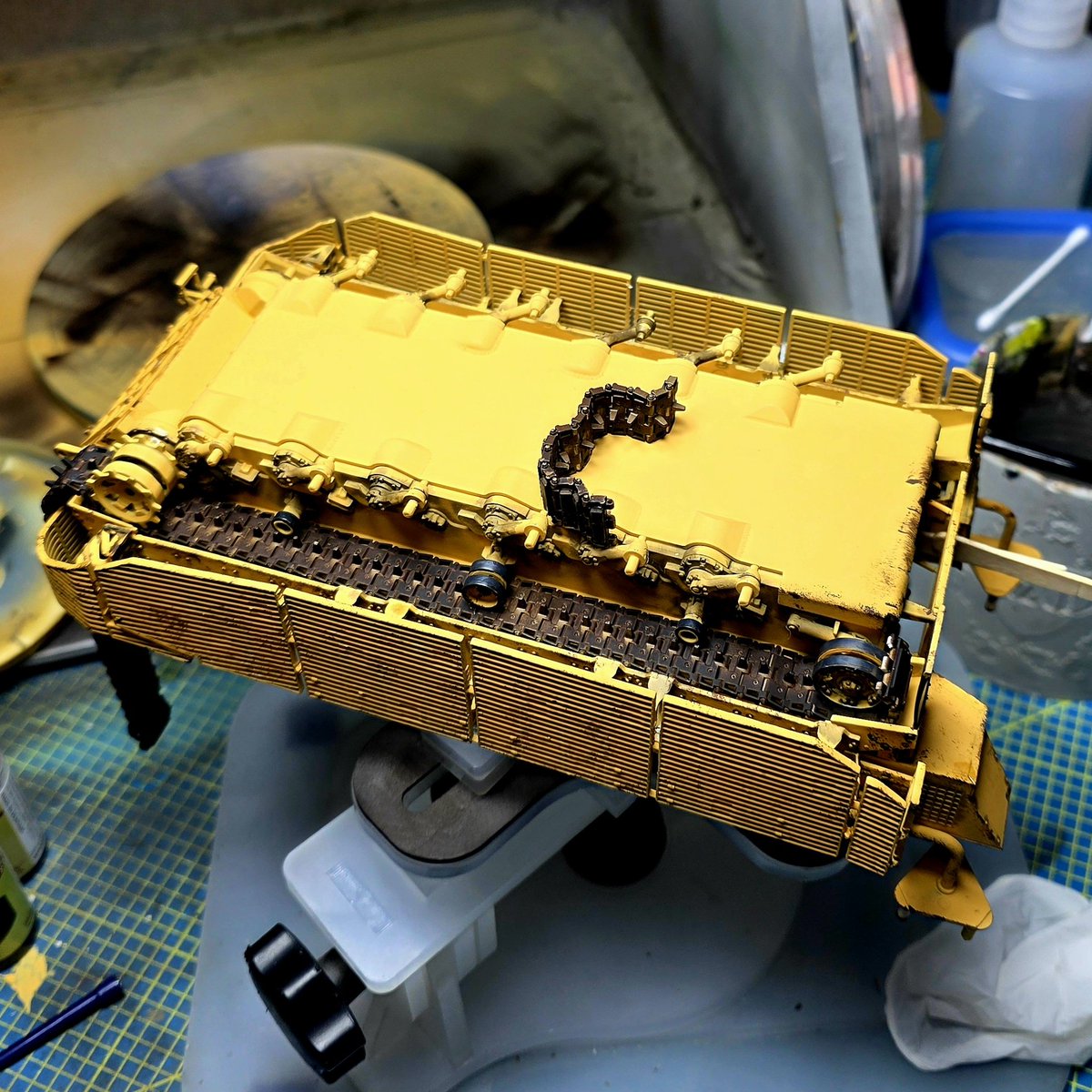Rulaman_1's tweet photo. #JFFLetterB 

Tracks remain a challenge for me. Can't properly fit the drive sprockets as there is no room. The wheels don't turn.and in the end I find out the tracks are too short 🤯

 #modellbau #modellbauer #scalemodel #scalemodeler #HistScaleModels #JustForFunScaleModels https://t.co/FrCLj1cZ7I