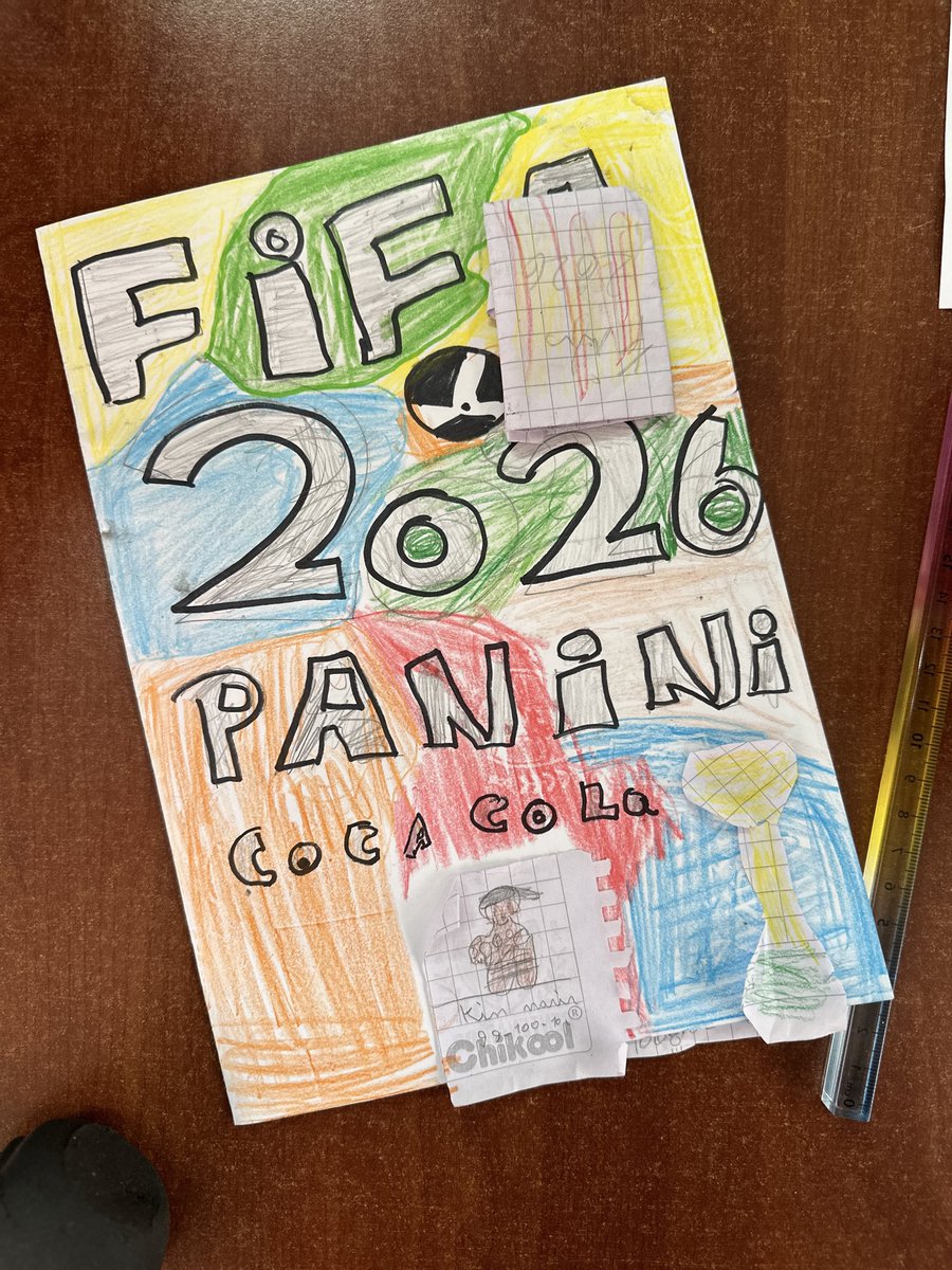 ebenor's tweet photo. Hoy, en la escuela me encontré con esto que me dio una ternura gigante. 
Un niño al ver que no le podían comprar en la casa el álbum del mundial.. decidió ir más allá y dibujárselo el mismo con láminas y todo. 
#Fifa @PaniniAmerica #Chile #Futbol #Chile #Infancia #Entusiasmo #فخ https://t.co/X4r6GI3fSP