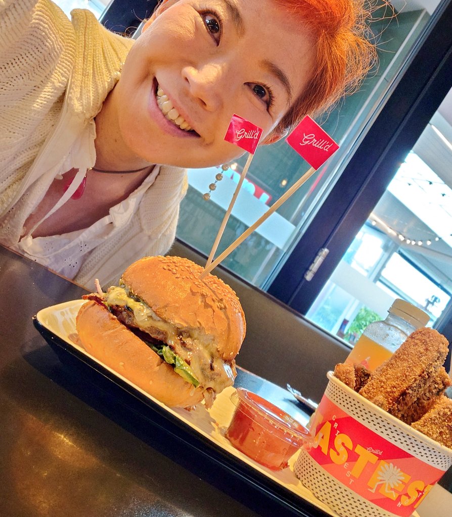 RieMonster's tweet photo. オーストラリアは食料自給率230%なだけあって食べ物も飲み物も鬼ウマ！けれど物価がバカ高い😭

なのでなるべくコンドミニアムで自炊👍

ラム肉のバーガー$17.90高いウマい😭
ラムカレーパイ$8.50高いウマい😭
鶏の丸焼き$16 ん?これは安いな笑
鶏の残り物でスープの朝ごはん。安いウマいありがたい😭 https://t.co/i6g8QaT1z7