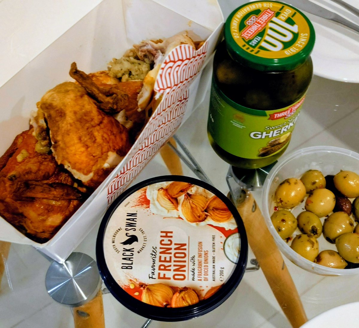 RieMonster's tweet photo. オーストラリアは食料自給率230%なだけあって食べ物も飲み物も鬼ウマ！けれど物価がバカ高い😭

なのでなるべくコンドミニアムで自炊👍

ラム肉のバーガー$17.90高いウマい😭
ラムカレーパイ$8.50高いウマい😭
鶏の丸焼き$16 ん?これは安いな笑
鶏の残り物でスープの朝ごはん。安いウマいありがたい😭 https://t.co/i6g8QaT1z7