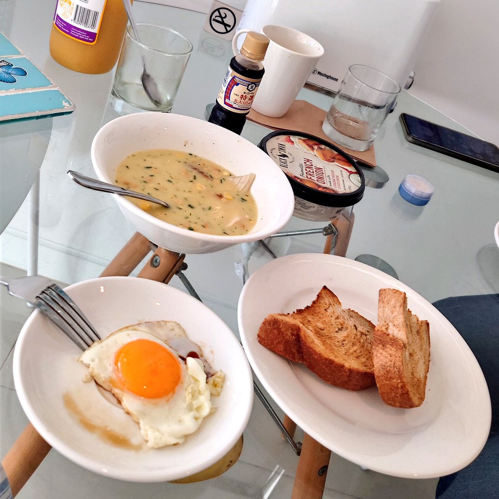 RieMonster's tweet photo. オーストラリアは食料自給率230%なだけあって食べ物も飲み物も鬼ウマ！けれど物価がバカ高い😭

なのでなるべくコンドミニアムで自炊👍

ラム肉のバーガー$17.90高いウマい😭
ラムカレーパイ$8.50高いウマい😭
鶏の丸焼き$16 ん?これは安いな笑
鶏の残り物でスープの朝ごはん。安いウマいありがたい😭 https://t.co/i6g8QaT1z7