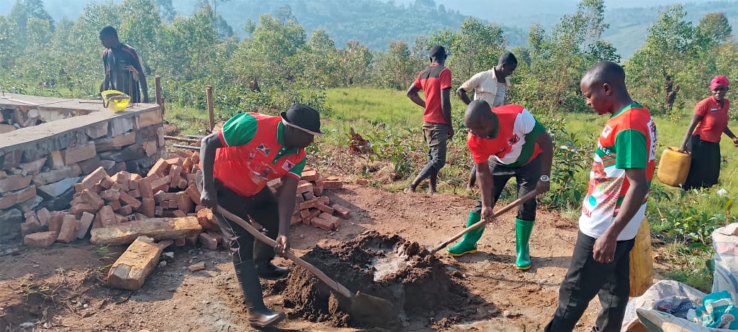 justiniyongere's tweet photo. #Gitega @GitegaVuturaa @CnddFddGitega aha nimurri zone Rwisabi komine #Bugendana aho hashingwa ibuye ry'umushinge ryambere rya peremance yumugambwe CNDD-FDD hari umunyamabanga w'umugambwe CNDD-FDD muri komine Bugendana kumwe numunyabanga ntayegahezwa wa komine Bugendana @CnddFdd https://t.co/lyop0Z087h