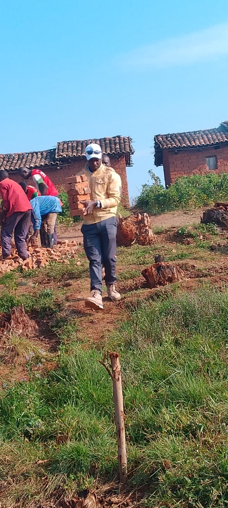 justiniyongere's tweet photo. #Gitega @GitegaVuturaa @CnddFddGitega aha nimurri zone Rwisabi komine #Bugendana aho hashingwa ibuye ry'umushinge ryambere rya peremance yumugambwe CNDD-FDD hari umunyamabanga w'umugambwe CNDD-FDD muri komine Bugendana kumwe numunyabanga ntayegahezwa wa komine Bugendana @CnddFdd https://t.co/lyop0Z087h