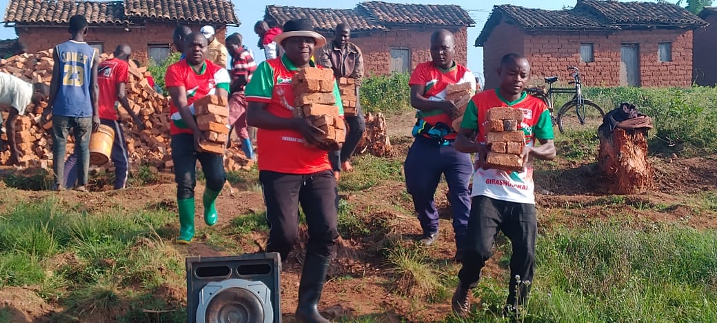 justiniyongere's tweet photo. #Gitega @GitegaVuturaa @CnddFddGitega aha nimurri zone Rwisabi komine #Bugendana aho hashingwa ibuye ry'umushinge ryambere rya peremance yumugambwe CNDD-FDD hari umunyamabanga w'umugambwe CNDD-FDD muri komine Bugendana kumwe numunyabanga ntayegahezwa wa komine Bugendana @CnddFdd https://t.co/lyop0Z087h