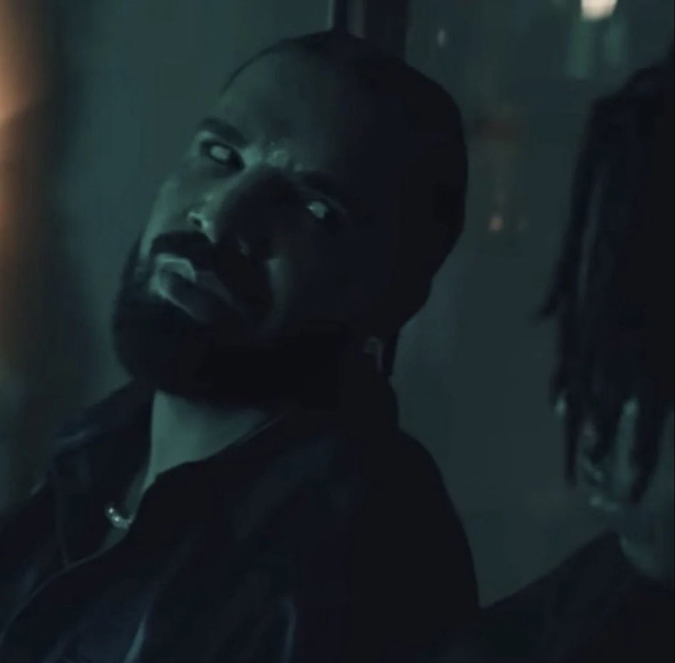 CallMeReniB's tweet photo. @oVo_champagne_ @Drake https://t.co/6fa6LI0wc5