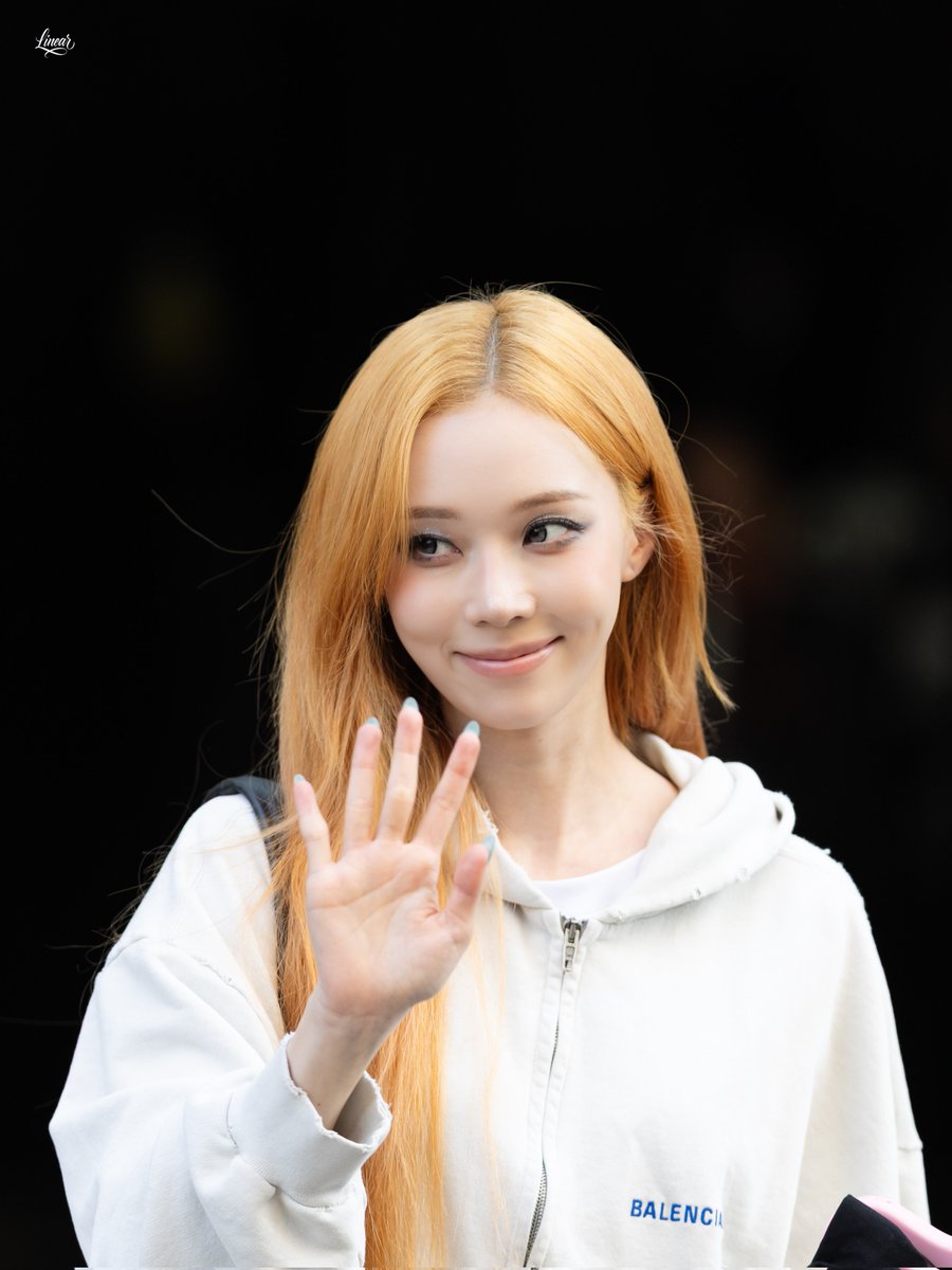 linear11's tweet photo. 250515 뮤뱅 퇴근
#윈터 #winter #aespa #에스파 https://t.co/Ou83nxVClY