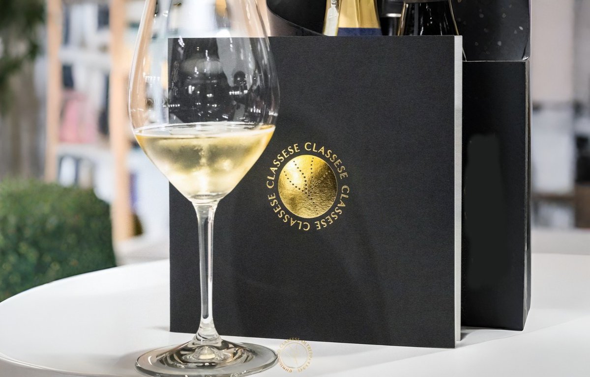 WineNewsIt's tweet photo. L’#OltrepòPavese punta forte sul #Classese, il “suo” #MetodoClassico legato al #PinotNero. La vision del Consorzio, con #RiccardoBinda e #FrancescaSeralvo (#Mazzolino), e di realtà come #ConteVistarino, #LaGenisia e #Olcrù (famiglia #Ziliani), https://t.co/jfMhXA1x5D https://t.co/yUkh8pSwVY