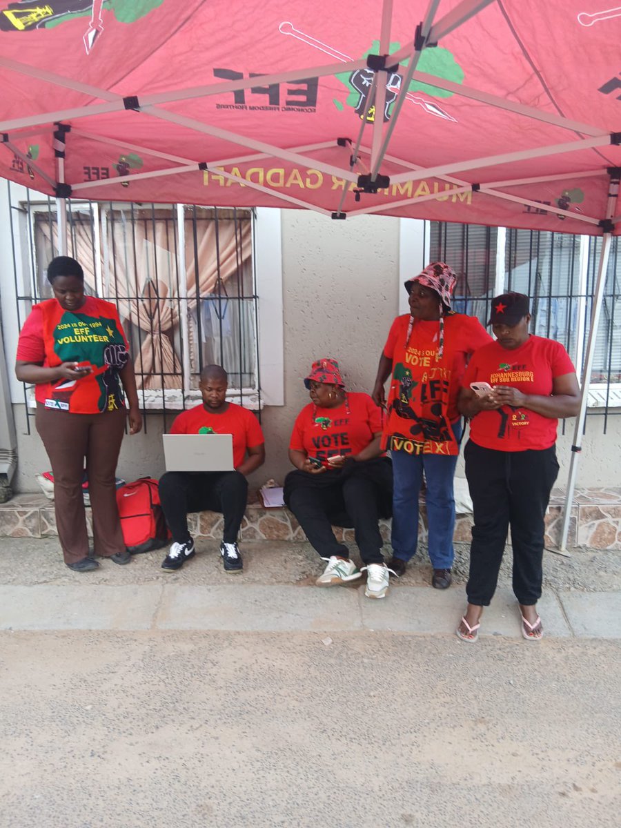 EFFGautengProv's tweet photo. 🚨In Pictures🚨

Branches of the EFF. In Johannesburg Sub-Region E, around Alexandra engaged on a Mass Voter Registration Campaign.

#RegisterToVoteEFF  In The 2026 Local Government Elections On The Following Link: https://t.co/RdW8o1Zm4x https://t.co/QaqLR0tzjV