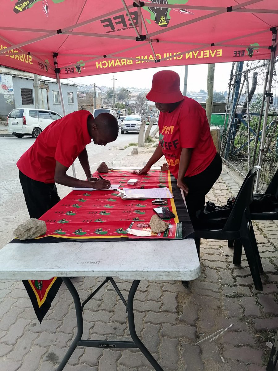 EFFGautengProv's tweet photo. 🚨In Pictures🚨

Branches of the EFF. In Johannesburg Sub-Region E, around Alexandra engaged on a Mass Voter Registration Campaign.

#RegisterToVoteEFF  In The 2026 Local Government Elections On The Following Link: https://t.co/RdW8o1Zm4x https://t.co/QaqLR0tzjV