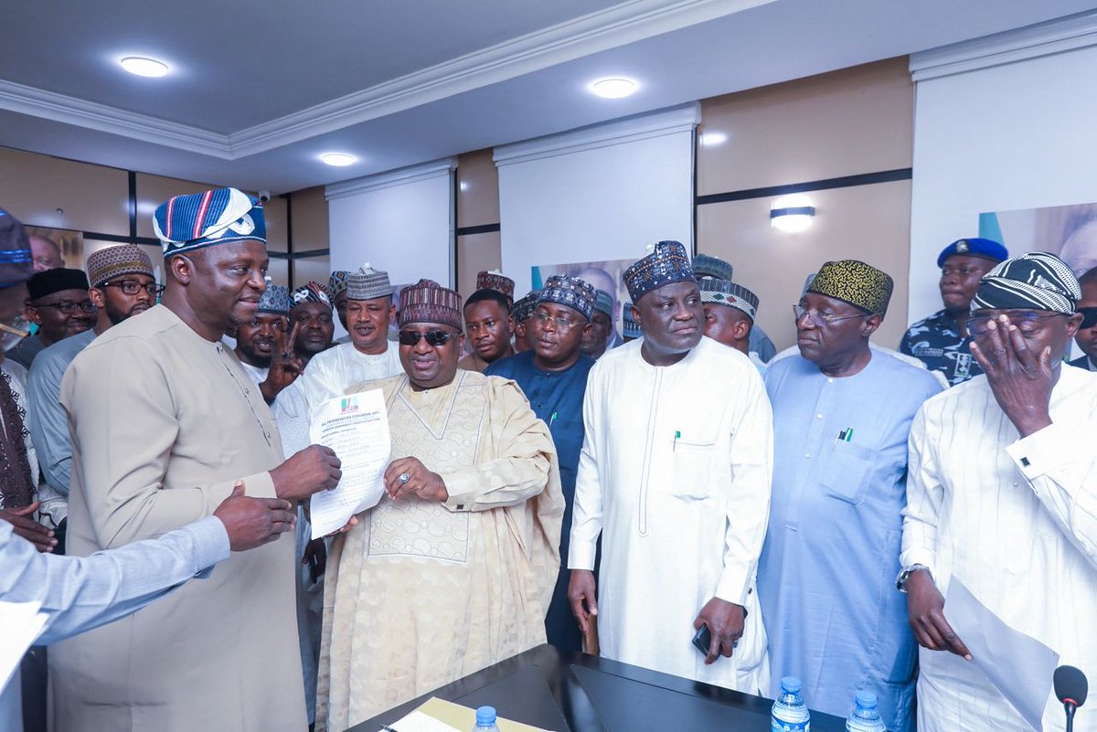 asafaabdulwasi2's tweet photo. BREAKING NEWS 
Kebbi Governor Nasir Idris Clears APC Screening Ahead of 2027 Primaries

The  Kebbi State Governor, Dr. Nasir Idris Kauran Gwandu, has successfully completed and passed all screening requirements for the All Progressives Congress [APC] governorship primaries ahead https://t.co/6A6HrM4Lg7