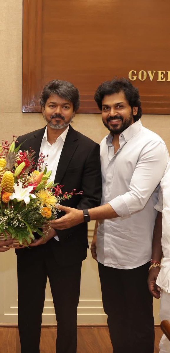 dp_karthik's tweet photo. No one would have ever thought LEO and DILI would end up meeting like this. 😭❤️🔥 https://t.co/l86URIU2PT