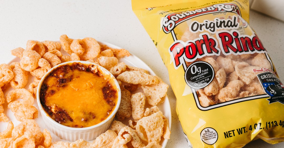 SouthernRecipe's tweet photo. Creamy dip. Bold crunch. 🐖🔥

Southern Recipe Original pork rinds turn chili dip into a high-protein, low carb snack worth sharing.

Shop online at https://t.co/fAziJJWX4X https://t.co/BIP4bpBfKj