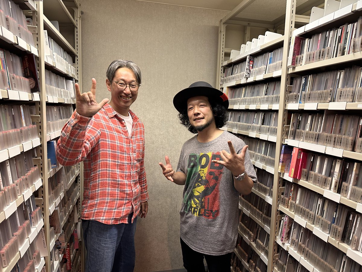 atu847's tweet photo. 今日深夜3時からのFMヨコハマは『あつあつ音楽人』🔥

シンガーソングライターの #大柴広己 さんをお迎えします🎸
ニューアルバム『JUNK HOPE』の制作のお話から、デビューしてからの20年の活動についてお聞きします🍻

📻https://t.co/UFHjt3TueD

#atat847 https://t.co/KnTlkHUaur