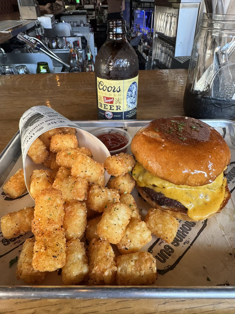 CoachHop's tweet photo. ๐บ๐๐ #Thursday #HappyHour #smashburger #tots @CoorsBanquet #FridayEve #FridayJr #pregamefortheweekend https://t.co/2fygzPTDJr