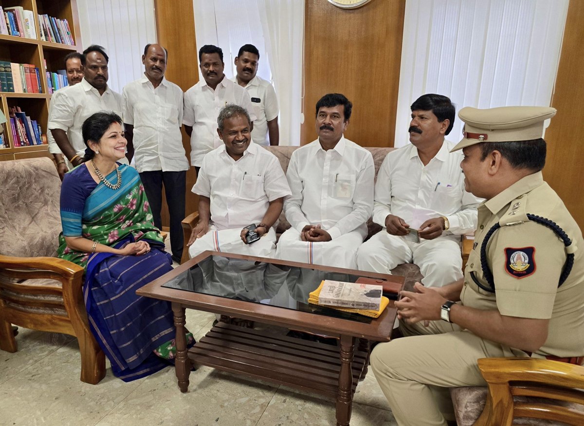 Sowmiyanbumani's tweet photo. தருமபுரி மாவட்ட காவல் கண்காணிப்பாளர் திரு.எஸ்.எஸ்.மகேஸ்வரன் அவர்களை மரியாதை நிமித்தமாக சந்தித்து, தருமபுரி மாவட்ட வளர்ச்சி பணிகள் குறித்து ஆலோசனை செய்த போது.!

#Dharmapuri #PMK https://t.co/fyKOr1fHMm