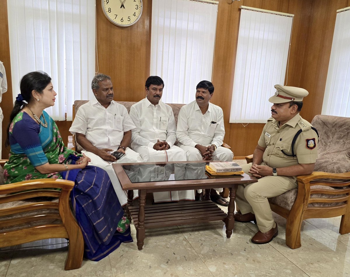Sowmiyanbumani's tweet photo. தருமபுரி மாவட்ட காவல் கண்காணிப்பாளர் திரு.எஸ்.எஸ்.மகேஸ்வரன் அவர்களை மரியாதை நிமித்தமாக சந்தித்து, தருமபுரி மாவட்ட வளர்ச்சி பணிகள் குறித்து ஆலோசனை செய்த போது.!

#Dharmapuri #PMK https://t.co/fyKOr1fHMm
