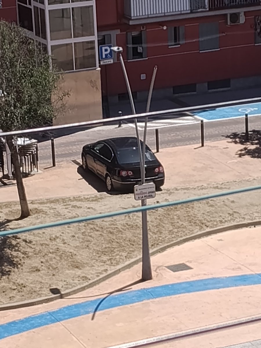 yonnaide's tweet photo. Según @AytoAlcorcon la zona es prioridad peatonal, la cual no se respeta.
Para muestra, la foto. Eso es la plaza donde se encuentra el centro y a escasos metros de un parque infantil. 
Y si llamas a la @PoliciaAlcorcon, suerte tienes de que aparezca. https://t.co/0faFOd1K9T