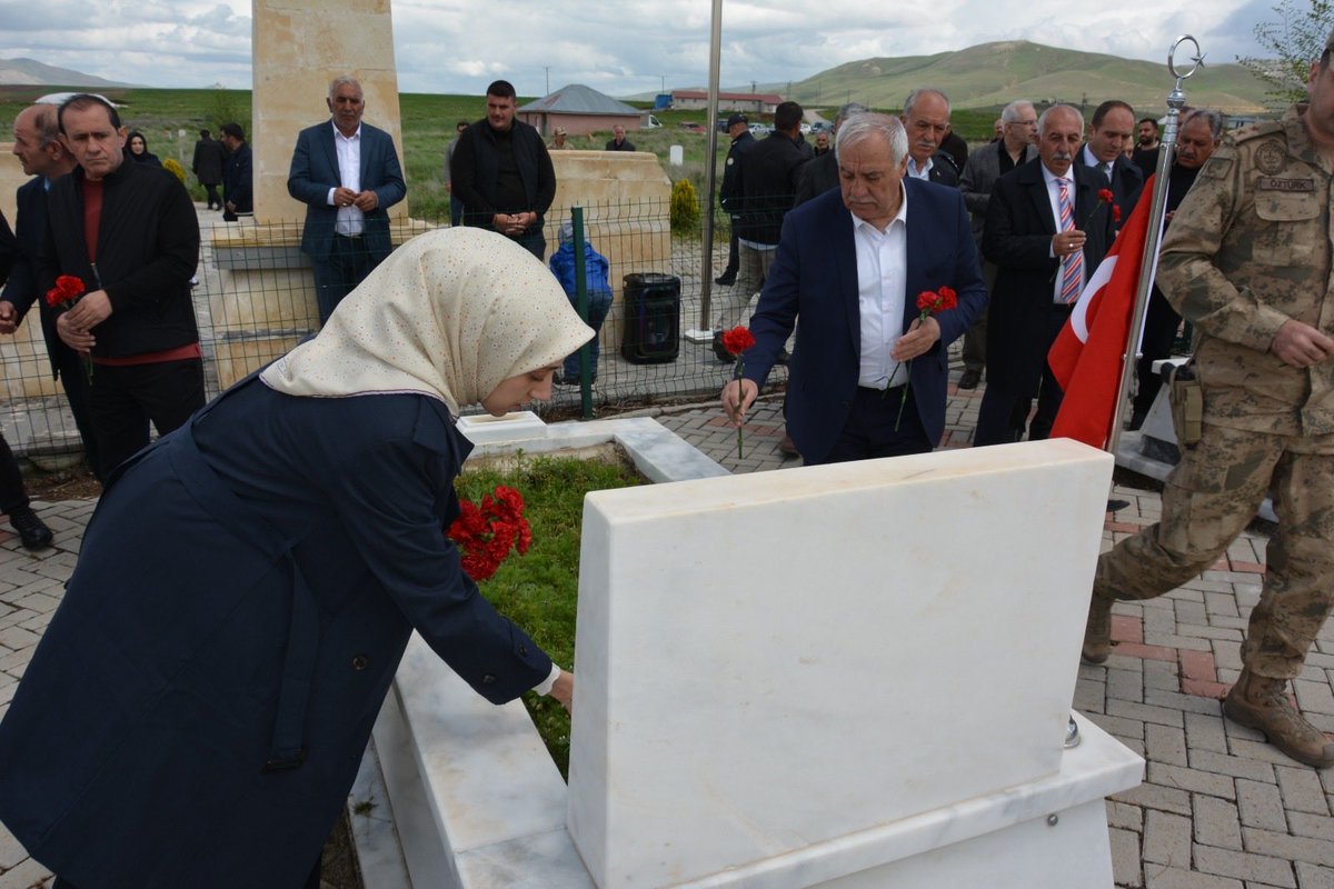 tercan_kymk's tweet photo. Edebük köyünde 15 Mayıs 1994 tarihinde terör örgütü pkk tarafından Şehit edilen 9 sivil vatandaşımız şehadetlerinin 32. yılında kabirleri başında anıldılar.Anma programına Kaymakamımız Sn. Neslihan KISA DUMAN, Bld.  Bşk. Sn. Mehmet YILMAZ, kurum amirleri ve vatandaşlar katıldı. https://t.co/orB90NugrS