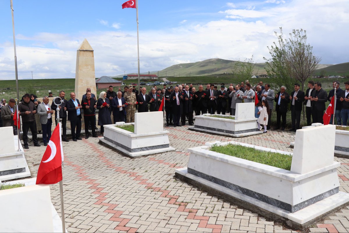 tercan_kymk's tweet photo. Edebük köyünde 15 Mayıs 1994 tarihinde terör örgütü pkk tarafından Şehit edilen 9 sivil vatandaşımız şehadetlerinin 32. yılında kabirleri başında anıldılar.Anma programına Kaymakamımız Sn. Neslihan KISA DUMAN, Bld.  Bşk. Sn. Mehmet YILMAZ, kurum amirleri ve vatandaşlar katıldı. https://t.co/orB90NugrS