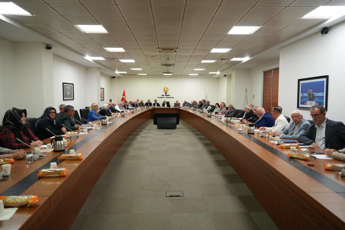AKIstanbulSPB's tweet photo. AK Parti İstanbul İl Başkanlığı Sosyal Politikalar Birimi Yaşlılar Koordinasyon Merkezi olarak, 39 ilçemizin komisyon başkanlarının katılımıyla istişare ve değerlendirme toplantımızı gerçekleştirdik.  
#birolmakruhumuzdavar https://t.co/Rl5ojk2Unz