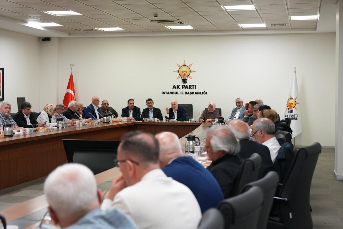 AKIstanbulSPB's tweet photo. AK Parti İstanbul İl Başkanlığı Sosyal Politikalar Birimi Yaşlılar Koordinasyon Merkezi olarak, 39 ilçemizin komisyon başkanlarının katılımıyla istişare ve değerlendirme toplantımızı gerçekleştirdik.  
#birolmakruhumuzdavar https://t.co/Rl5ojk2Unz