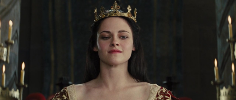 TheAdaptationS1's tweet photo. My blog compares and contrasts the two Snow White movies that came out in 2012, Mirror, Mirror and Snow White and the Huntsman. https://t.co/Xgy0QKqcFO #SnowWhite #fairytales https://t.co/iSuISnDhoo