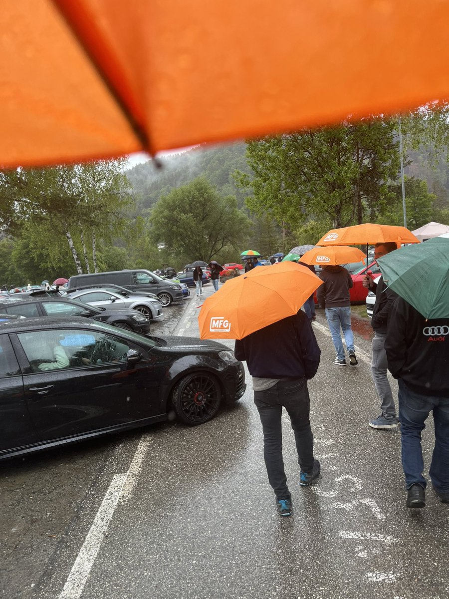 joachimaigner27's tweet photo. 🚗☀️ MFG goes Wörthersee-Treffen! 😎
👉 Coole Autos
👉 Cooles Treffen
👉 Coole Partei 🧡
Ein lässiger Tag mit vielen starken Eindrücken, Benzingesprächen und guter Stimmung am Wörthersee! 🔥🏎️
#JA27 #JoachimAigner #MFG #Systemwechsel
#Wörthersee #Treffen #Cars https://t.co/Zi98CgYN3c