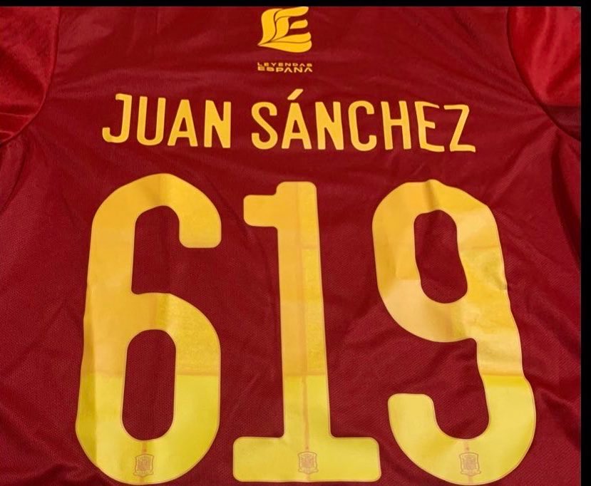 leyendasespana's tweet photo. 🎂🇪🇸 ¡Felicidades @juansanchezvlc, felicidades Leyenda!
👕 Dorsal 619
⚽️ 1 partido con @SEFutbol
📆 Debut: 18-11-1998 Salerno
(Italia 2-España 2) https://t.co/BpFO5C8jbo