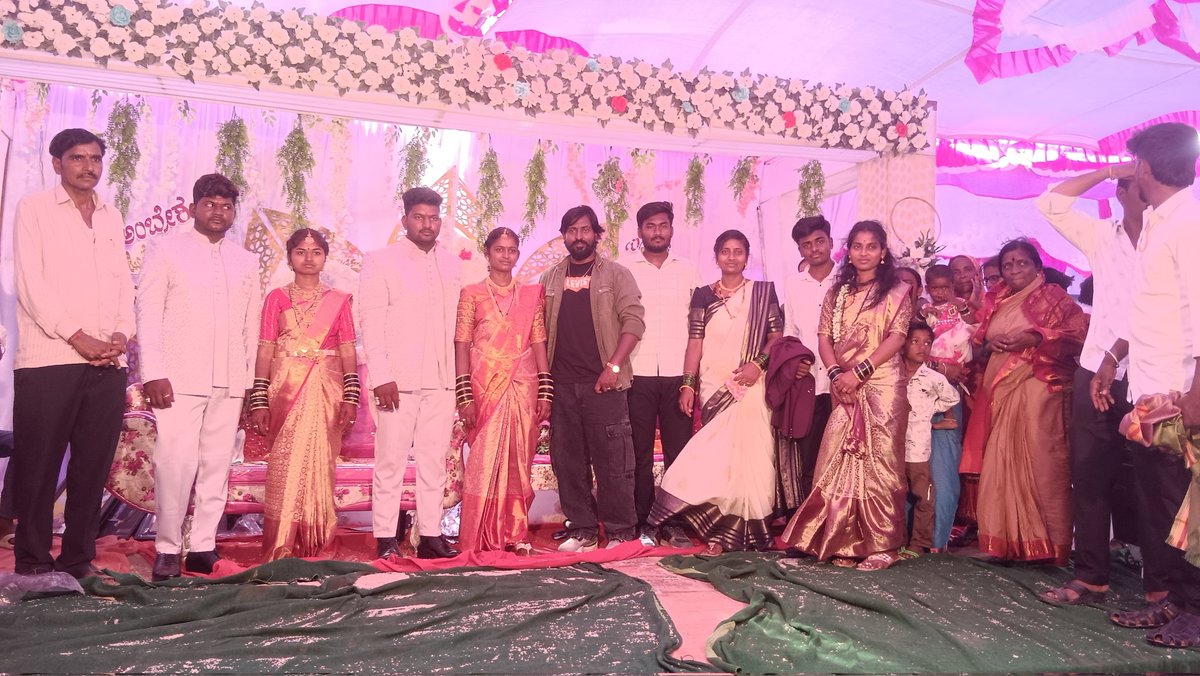ActorBhooshan's tweet photo. Happy married life both of you sister 💐💕👑✌️ https://t.co/4xEUkXFB3G