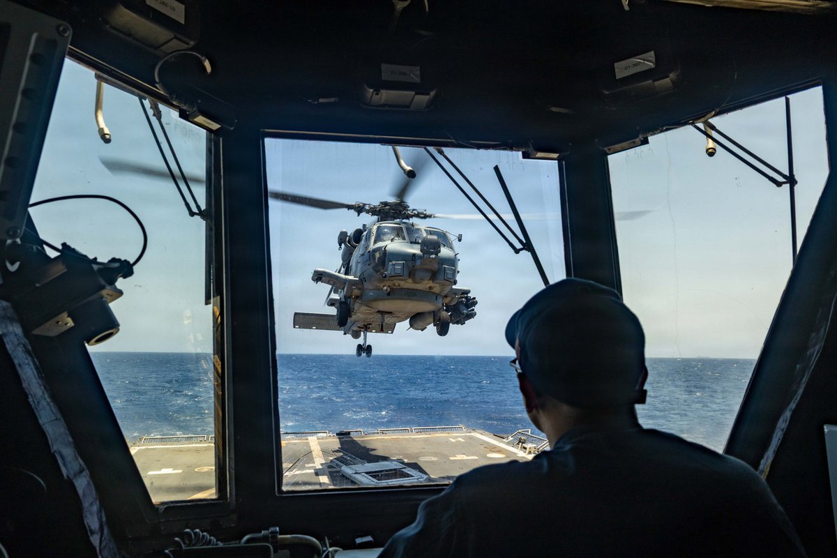 CENTCOMArabic's tweet photo. تُقلع مروحية من طراز MH-60R Sea Hawk من  سطح الطيران على متن السفينة الأمريكية رافائيل بيرالتا (DDG 115)، أثناء عبورها بحر العرب بينما تفرض القوات الأمريكية حصاراً بحرياً ضد إيران. حتى اليوم، تم تحويل مسار 75 سفينة تجارية، وتعطيل 4 سفن أخرى لضمان الامتثال للحصار. https://t.co/MeSkagynub