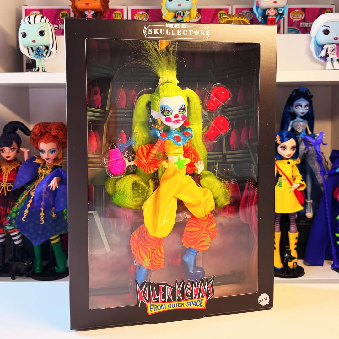 ghoulia_news's tweet photo. Fotos ao vivo da Skullector da boneca da Shorty do filme "Killer Klowns From Outer Space".
Infelizmente ela tem polipropileno!
A boneca estará a venda ainda hoje por 71 dólares na Mattel Creations e Amazon.

Foto de jackdkay no instagram https://t.co/WU7rY8a00u