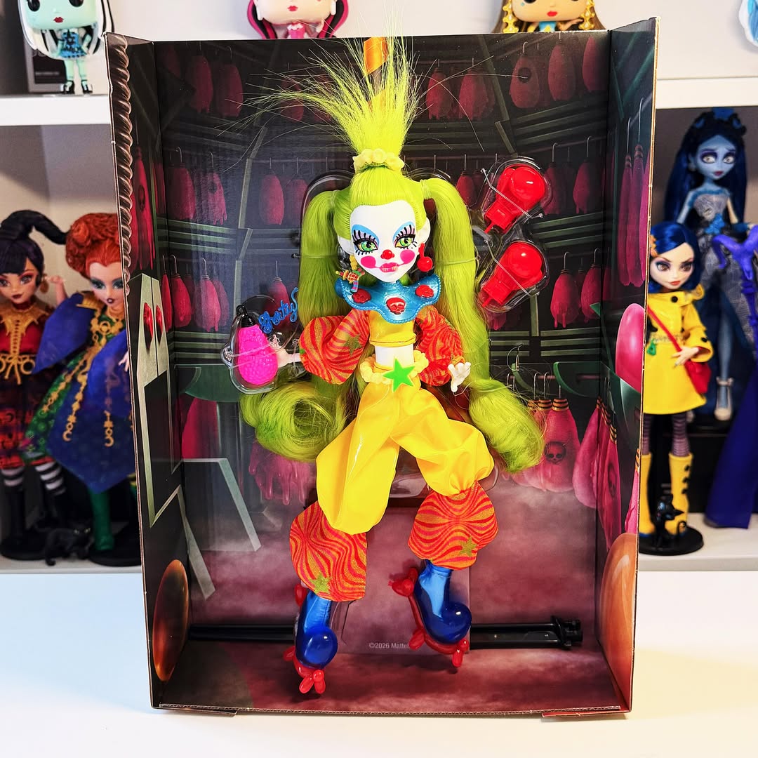 ghoulia_news's tweet photo. Fotos ao vivo da Skullector da boneca da Shorty do filme "Killer Klowns From Outer Space".
Infelizmente ela tem polipropileno!
A boneca estará a venda ainda hoje por 71 dólares na Mattel Creations e Amazon.

Foto de jackdkay no instagram https://t.co/WU7rY8a00u