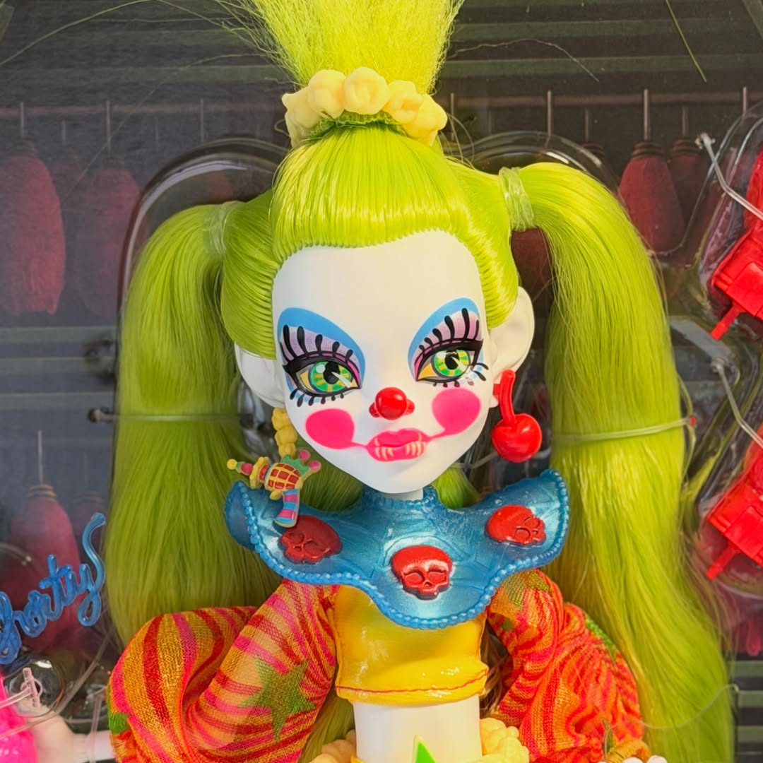 ghoulia_news's tweet photo. Fotos ao vivo da Skullector da boneca da Shorty do filme "Killer Klowns From Outer Space".
Infelizmente ela tem polipropileno!
A boneca estará a venda ainda hoje por 71 dólares na Mattel Creations e Amazon.

Foto de jackdkay no instagram https://t.co/WU7rY8a00u