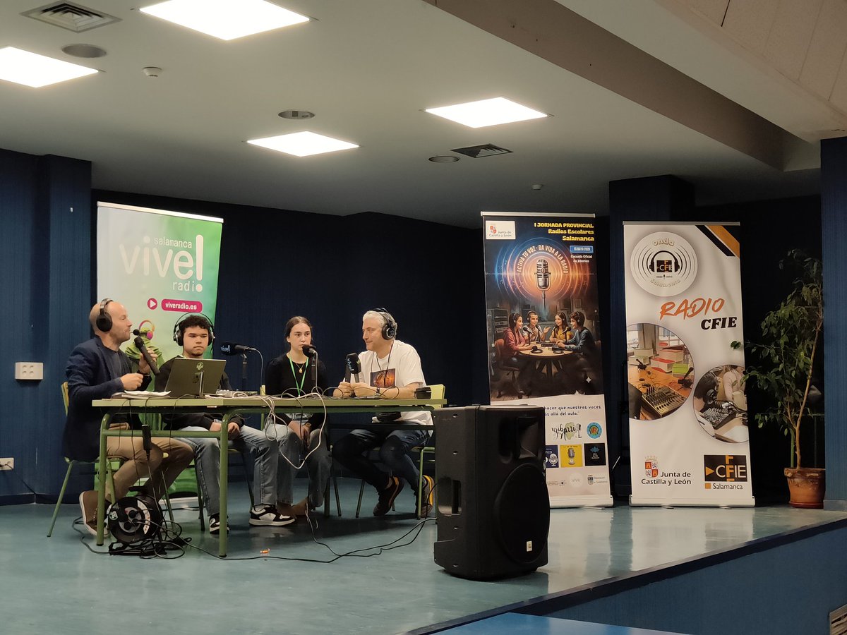 AltoAlagon's tweet photo. Nuestros alumnos de 3° y 4° ESO han participado hoy en la I Jornada Provincial de Radios Escolares de Salamanca. Un día muy entretenido con la presentación de @Jimeno, talleres organizados por  los profes y la colaboración en directo en el programa de @viveradio_sal. ¡Escúchanos! https://t.co/8xzIFcp1hv